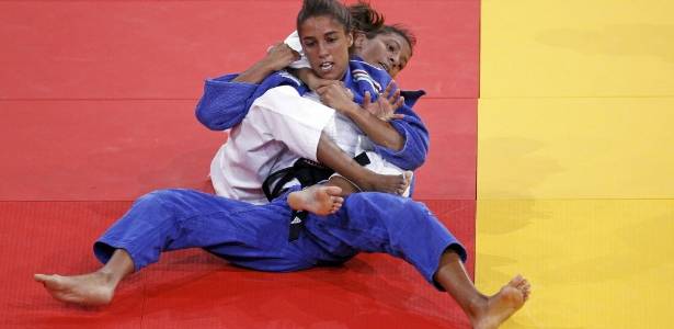 Rafaela Silva tenta imobilizar a campeã olímpica italiana Giulia Quintavalle