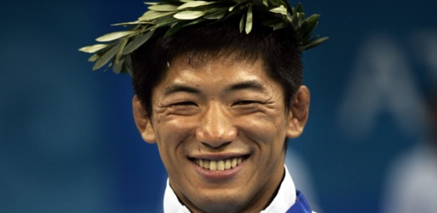 Masato Uchishiba sorri ao receber a medalha de ouro conquistada em Atenas-2004