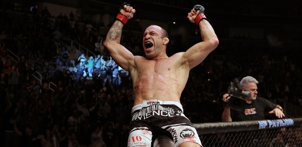 Wanderlei Silva comemora vitória por nocaute contra Cung Le no UFC 139, nos EUA