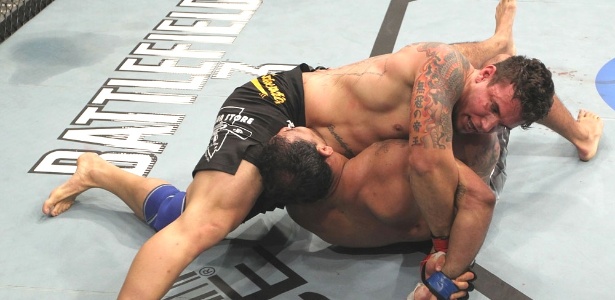 Frank Mir finaliza Rodrigo Minotauro durante a disputa do UFC 140, em Toronto