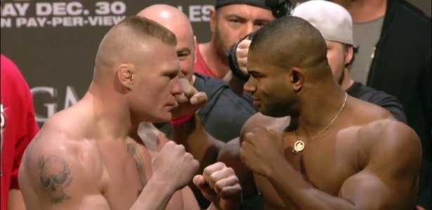 Brock Lesnar e Alistair Overeem se encaram na pesagem do UFC 141, nos EUA