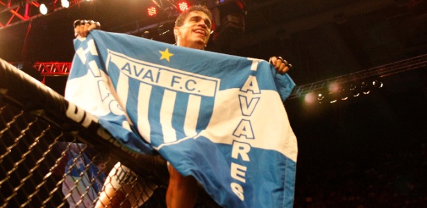 Thiago comemora com a bandeira do Avaí a vitória sobre Sam Stout no UFC Rio