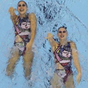 Lara Teixeira e Nayara Figueira em ação durante o Mundial de Xangai; elas terminaram na 12ª posição