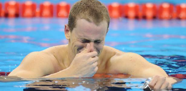 Cesar Cielo chora depois de conquistar o ouro nos 50 m borboleta no Mundial de Xangai
