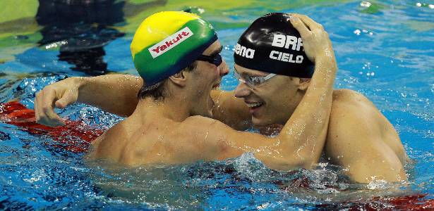 Bruno Fratus e Cesar Cielo se abraçam após "dobradinha" na semifinal dos 50 m