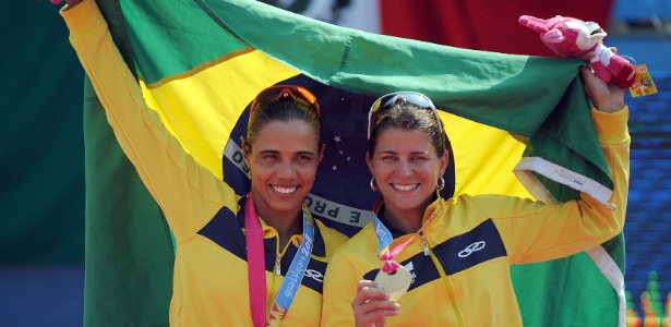 Juliana e Larissa comemoram com bandeira brasileira na cerimônia de entrega do ouro