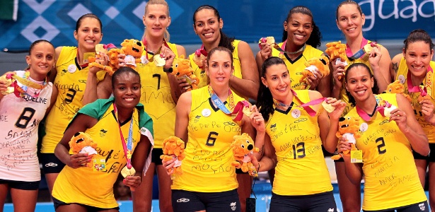 Seleção brasileira mostra medalha de ouro após subir ao pódio no Pan de Guadalajara