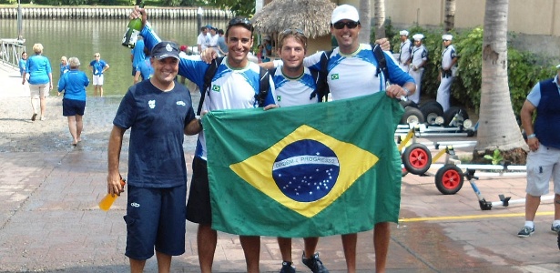 Alexandre Saldanha (à direira) comemora com a equipe brasileira o ouro na classe J24