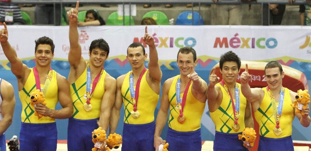 Equipe brasileira da ginástica artística comemora medalha de ouro no Pan-Americano