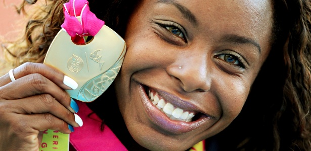 Brasileira Rosangela Santos recebe seu ouro após vencer a final dos 100 m rasos 