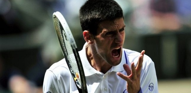 Novak Djokovic comemora ponto conquistado contra Jo-Wilfried Tsonga em Wimbeldon