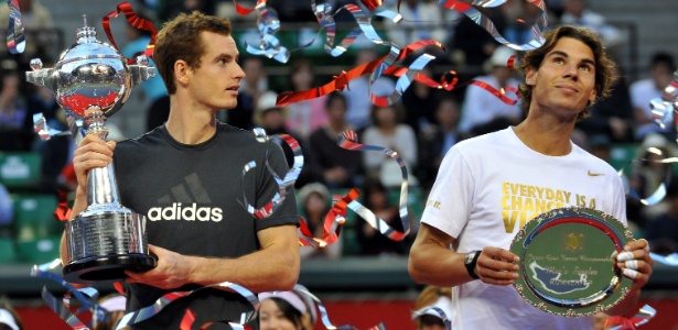 O campeão Murray e o vice Nadal exibem os troféus do ATP 500 de Tóquio