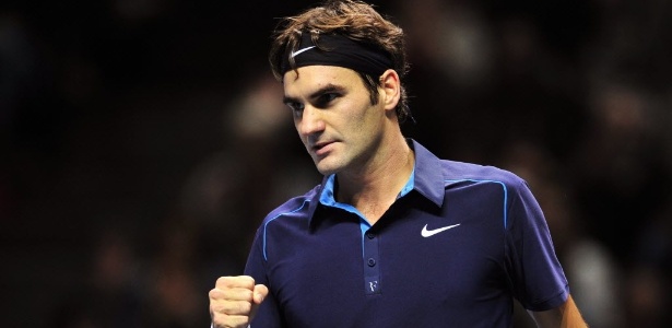 Roger Federer comemora ponto durante na vitória sobre David Ferrer, em Londres