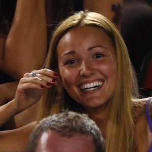 : Sob olhar da namorada, Djokovic joga para o gasto e vence Ferrer