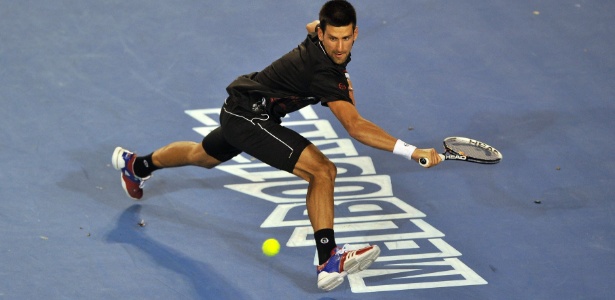Novak Djokovic tenta alcançar a bola em lance da vitória sobre Lleyton Hewitt