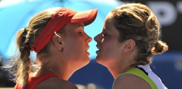 Caroline Wozniacki (esq) perdeu para a belga Kim Clijsters nesta terça na Austrália
