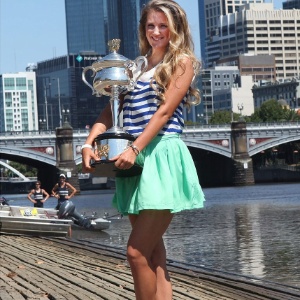 : Azarenka deixa estilo 'menininho' e posa de 'mulherão' com troféus