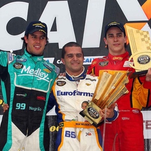 O baixinho Max Wilson comemora o título com os melhores da etapa de Curitiba da Stock Car