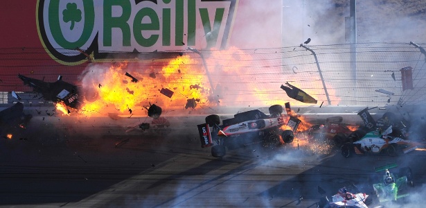 Acidente envolve 15 carros na Fórmula Indy neste domingo; entre eles, Dan Wheldon