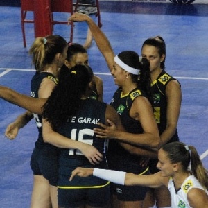 Jogadoras do Brasil comemoram ponto durante o jogo contra Porto Rico pela Copa Pan-Americana