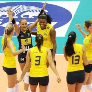 Jogadoras brasileiras comemoram ponto durante a vitória por 3 a 0 sobre Cuba pelo Grand Prix