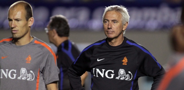 Bert van Marwijk comanda treino ao lado de Robben antes de amistoso contra o Brasil  - AP Photo/Eraldo Peres