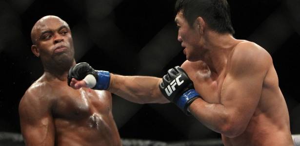 Anderson Silva se esquiva de golpe de Yushin Okami, durante sua vitória no UFC Rio