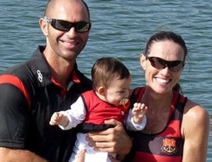 Remadora Fabiana Beltrame com a filha e o marido, o também atleta do remo Gibran Cunha