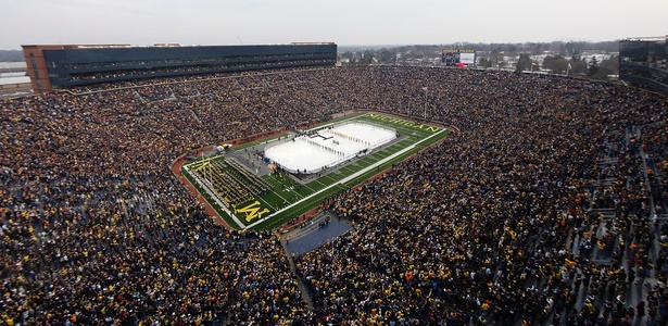 Michigan State x Michigan, no Michigan Stadium, quebrou recorde de público nos EUA - Leon Halip/Getty Images