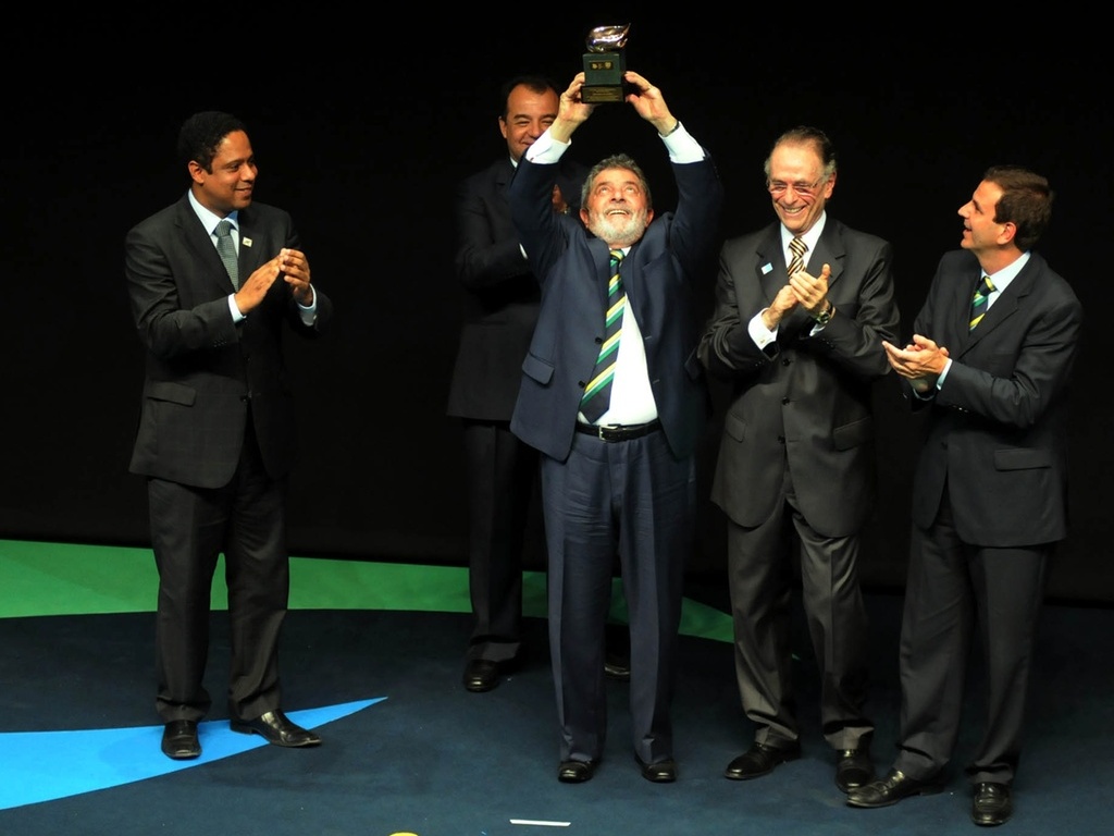 Ao lado de outros políticos, Lula é homenageado durante o Prêmio Brasil Olímpico