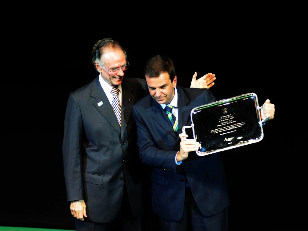 CArlos Arthur Nuzman (e), presidente do COB, entrega uma placa de homenagem ao prefeito do Rio de Janeiro, Eduardo Paes, durante o Prêmio Brasil Olímpico