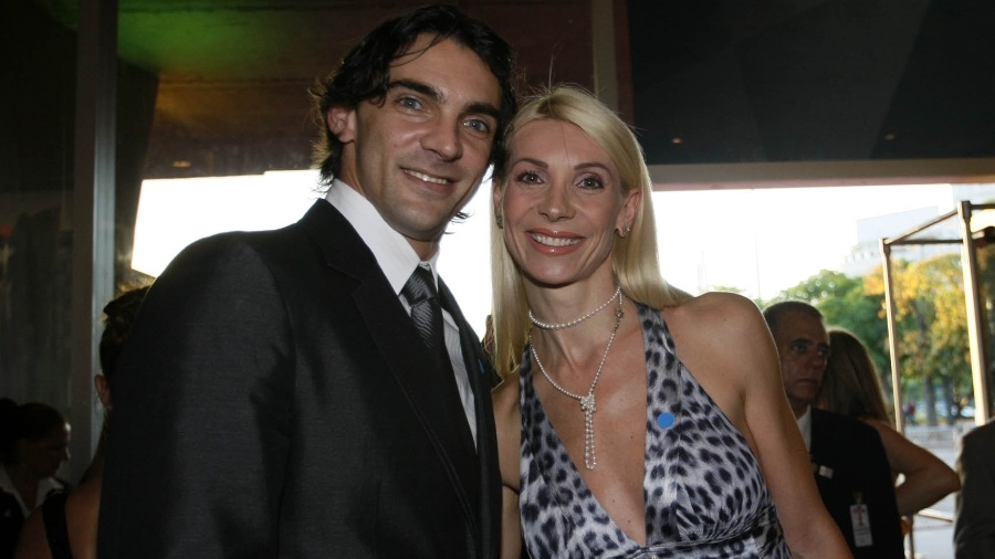 Giba chega com Cristina Pirv, então sua mulher, ao Prêmio Brasil Olímpico de 2010 - André Ricardo/UOL