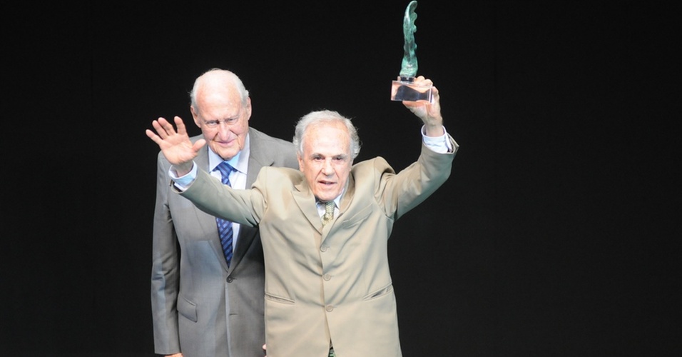 Observado por João Havelange, Eder Jofre recebe o Troféu Adhemar Ferreira da Silva durante o Prêmio Brasil Olímpico