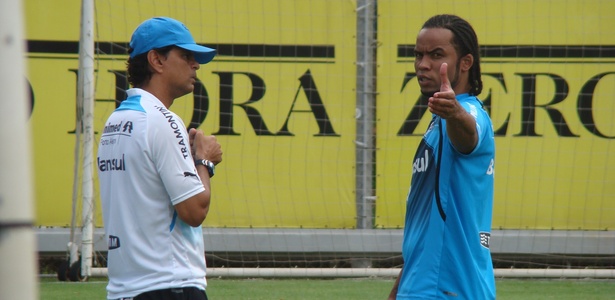Carlos Alberto cumprimentou companheiros e já se uniu ao grupo principal do Grêmio - Marinho Saldanha/UOL Esporte