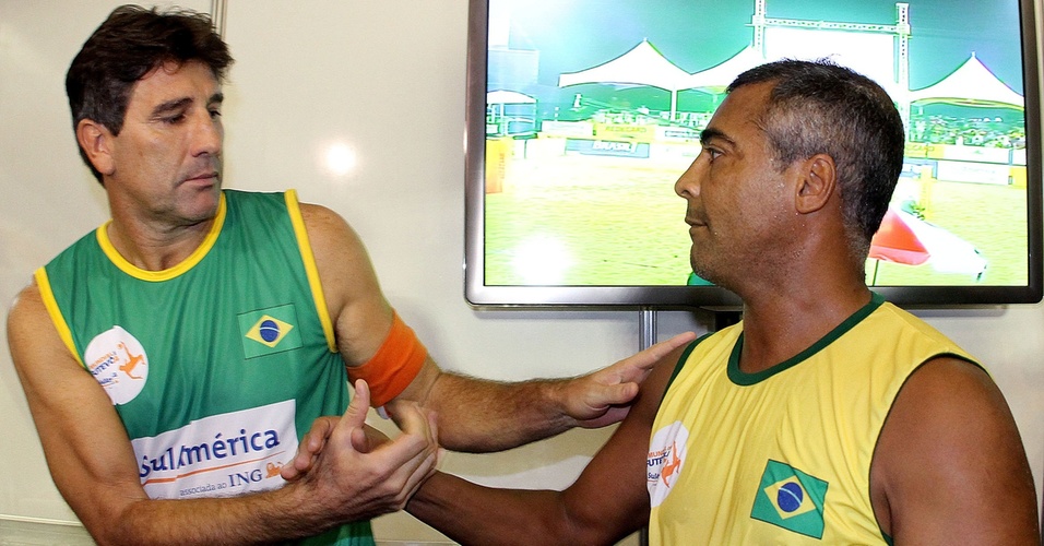 Renato Gaúcho e Romário se cumprimentam durante o Mundial de futevôlei