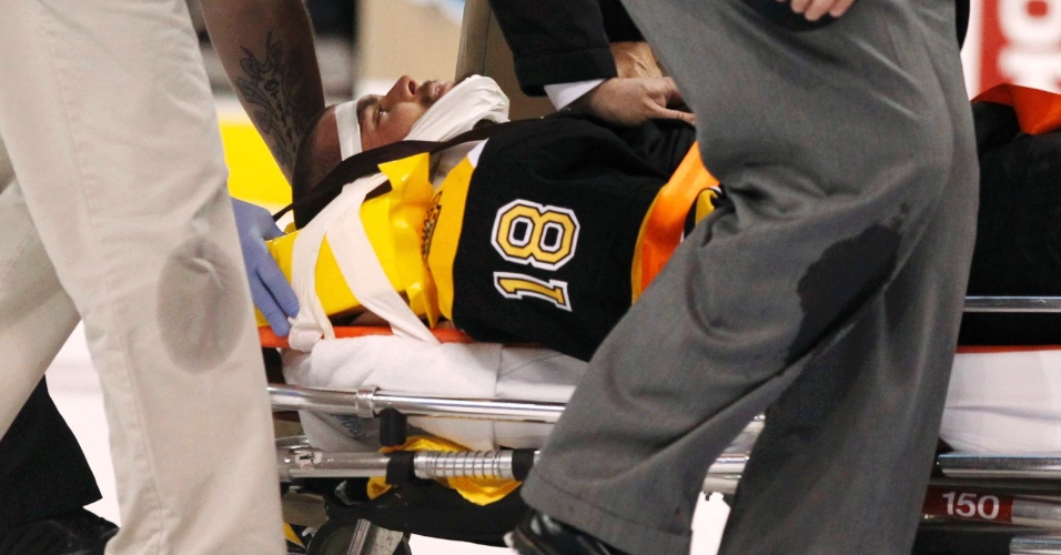 Jogador do Boston Bruins Nathan Horton deixa jogo de maca, após forte pancada na final da NHL
