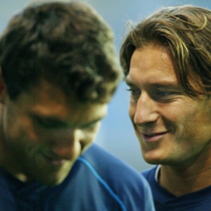 Totti e Vieri nos tempos de seleção. Agora, craques aparecem juntos nas notícias policiais - Paolo Cocco/Reuters