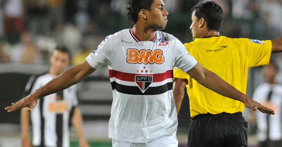 Casemiro, volante do São Paulo, comemora gol marcado contra o Atlético-MG pelo Brasileirão