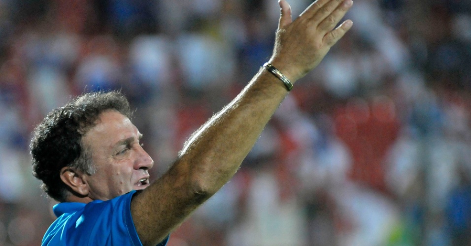 Cuca reclama com a arbitragem durante jogo do Cruzeiro