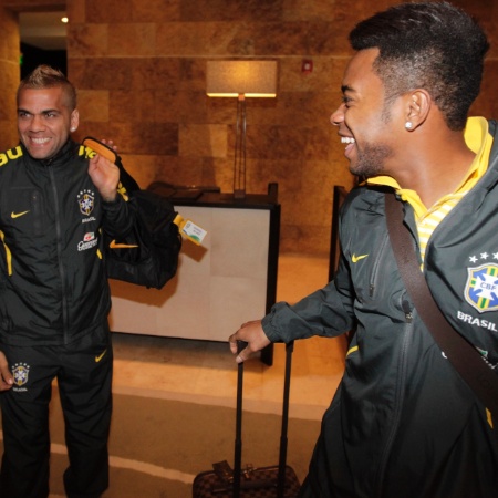 Daniel Alves e Robinho chegam com a seleção brasileira em hotel na Argentina para início da preparação para a Copa América