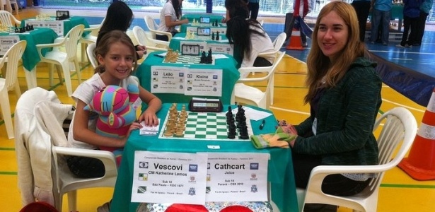 Katherine Vescovi (esq.) enfrenta adversária mais velha em torneio de xadrez sub-18