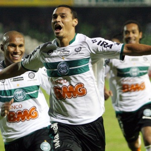 Convocado pela 1ª vez, zagueiro Emerson se destaca pelos gols marcados pelo Coritiba  - ROBERTSON LUZ/AE/AE