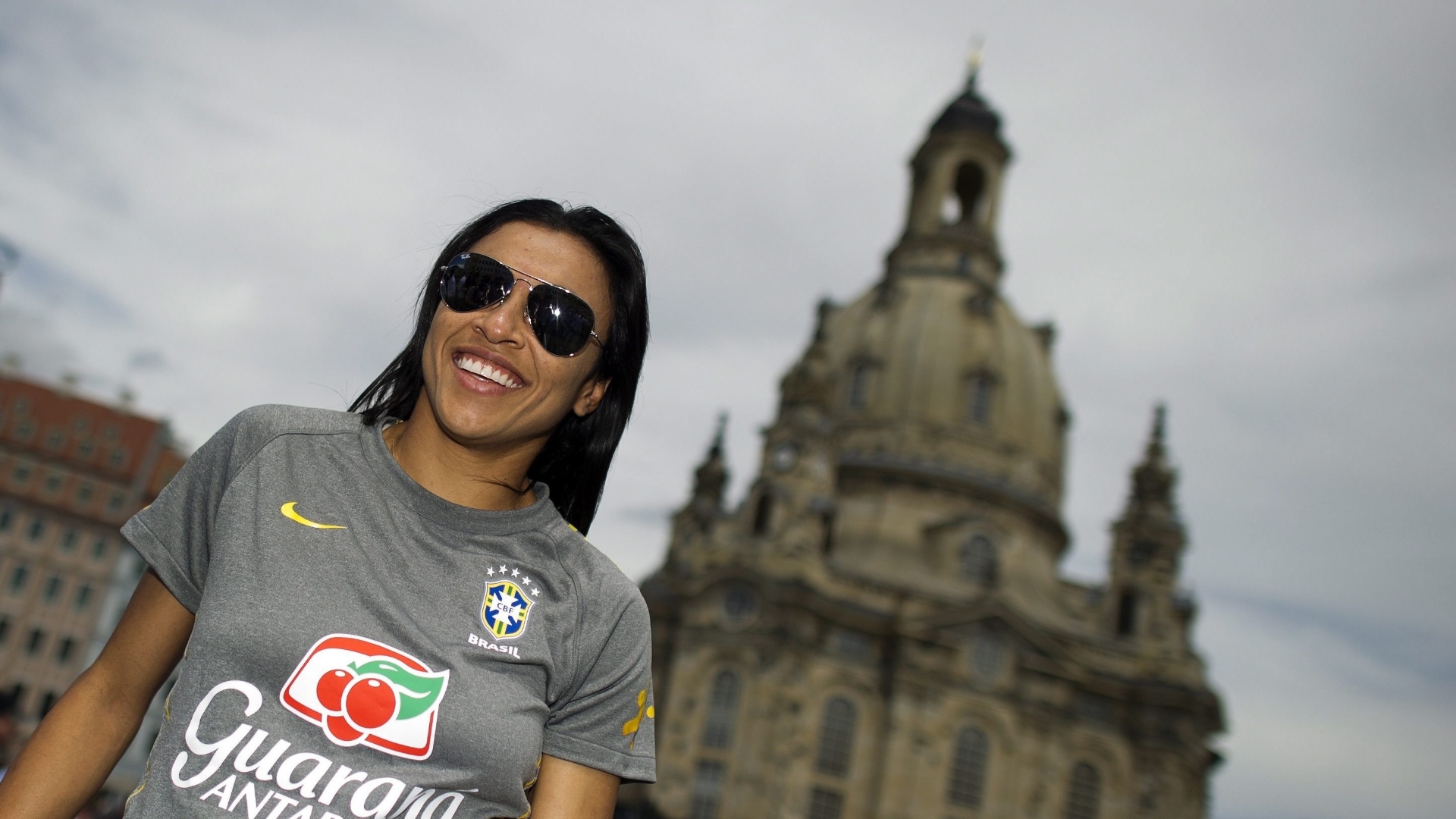 Marta aparece em frente à catedral de Dresden, onde o Brasil enfrenta os EUA pela Copa feminina (08/07/2011)