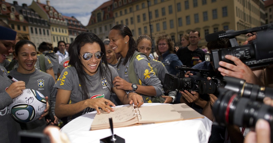 Marta assina livro em frente à catedral de Dresden, onde o Brasil enfrenta os EUA pela Copa feminina (08/07/2011)