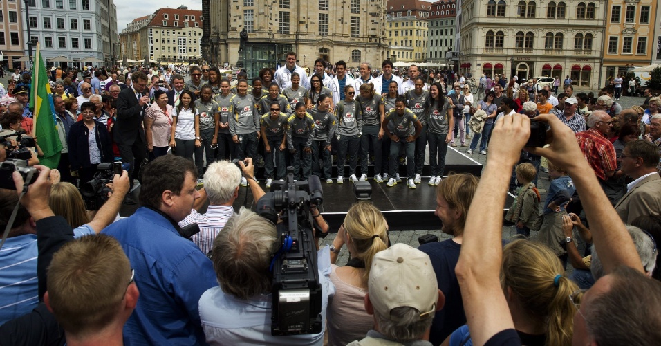 Seleção posa em frente à Catedral de Dresden (08/07/2011)