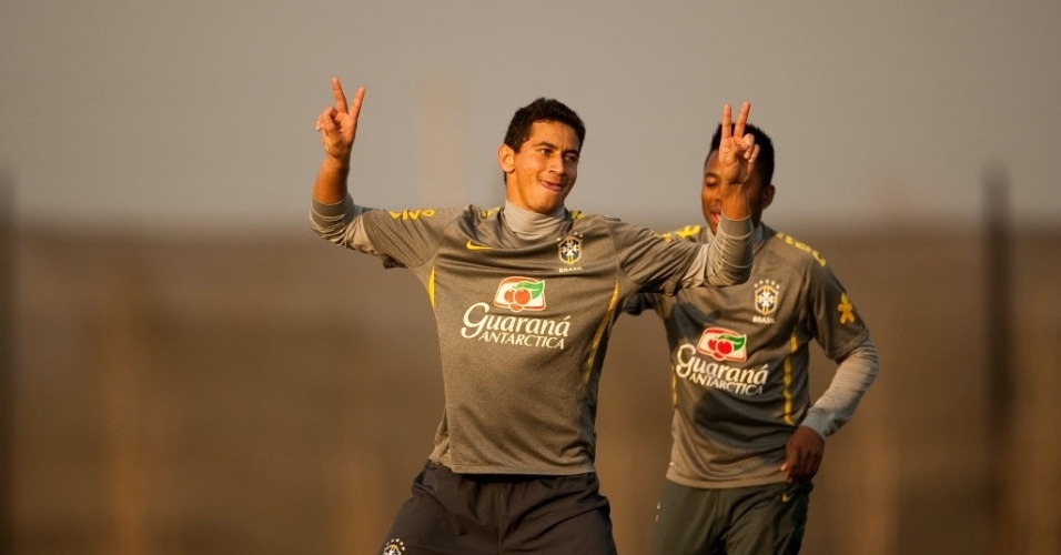 Ganso e Robinho brincam durante treino da seleção brasileira na Argentina (12/07/2011)