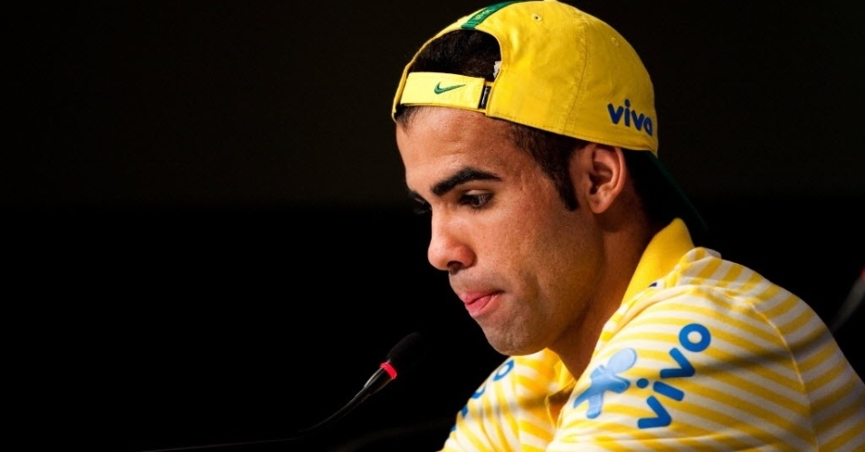 Sandro concede entrevista coletiva durante o anúncio de seu corte da seleção brasileira por lesão (12/07/2011)