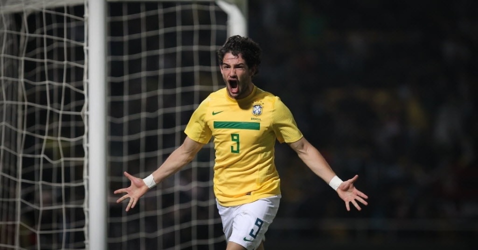 Alexandre Pato comemora o terceiro gol do Brasil, seu segundo contra o Equador