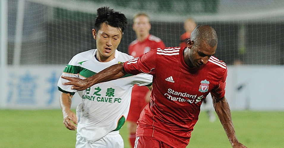 David N'Gog (à frente) marcou um dos gols da vitória por 4 a 3 do Liverpool sobre o Guangdong Sunray Cave, em amistoso disputado na China