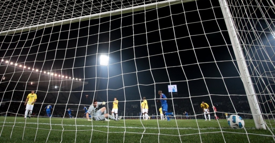 Em falha, Julio Cesar toma o gol de empate para o Equador, no primeiro tempo